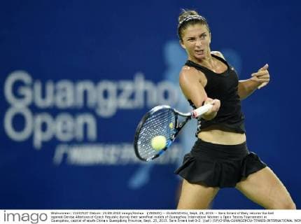 (150925) -- GUANGZHOU, Sept. 25, 2015 -- Sara Errani of Italy returns the ball against Denisa Allertova of Czech Republic during their semifinal match of Guangzhou Internationl Women s Open Tennis Tournament in Guangzhou, capital of south China s Guangdong Province, Sept. 25, 2015. Sara Errani lost 0-2. )(wll) (SP)CHINA-GUANGZHOU-TENNIS-INTERNATIONAL WOMEN S OPEN-SEMIFINAL LiangxXu 