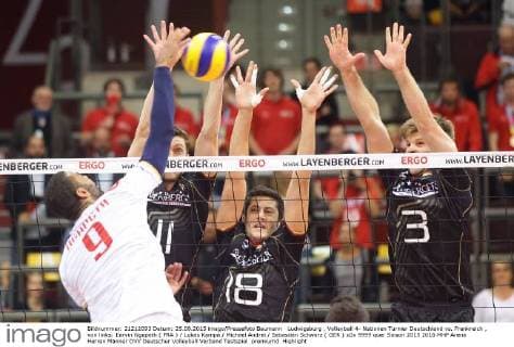 Ludwigsburg , Volleyball 4- Nationen Turnier Deutschland vs. Frankreich , von links: Earvin Ngapeth ( FRA ) Lukas Kampa Michael Andrei Sebastian Schwarz ( GER )