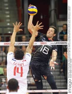 Ludwigsburg , Volleyball 4- Nationen Turnier Deutschland vs. Frankreich , von links: Nicolas Le Goff ( FRA ) Michael Andrei ( GER )