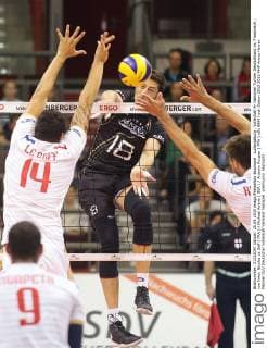 Ludwigsburg , Volleyball 4- Nationen Turnier Deutschland vs. Frankreich , von links: Nicolas Le Goff ( FRA ) Michael Andrei ( GER ) Antonin Rouzier ( FRA )