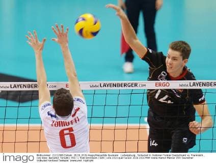 Ludwigsburg , Volleyball 4- Nationen Turnier Deutschland vs. Frankreich , von links: Benjamin Toniutti ( FRA ) Tom Strohbach ( GER )