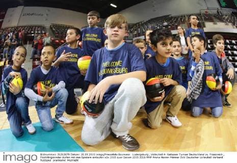 Ludwigsburg , Volleyball 4- Nationen Turnier Deutschland vs. Frankreich , Flüchtlingskinder dürfen mit den Spielern einlaufen
