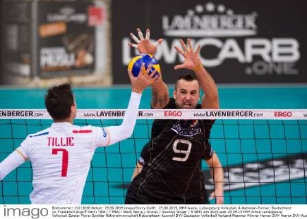 25.09.2015, MHP Arena, Ludwigsburg Volleyball, 4-Nationen-Turnier, Deutschland vs. Frankreich Angriff Kevin Tillie ( 7 FRA) - Block Georg György Gyoergy Grozer ( 9 GER)