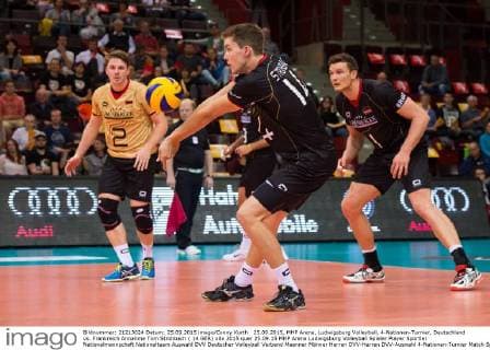 25.09.2015, MHP Arena, Ludwigsburg Volleyball, 4-Nationen-Turnier, Deutschland vs. Frankreich Annahme Tom Strohbach ( 14 GER)