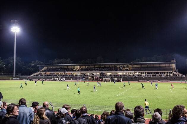 Berlin, Deutschland, 25.09.2015: Fußball NOFV Oberliga Nordost Saison 2015 2016 - Tennis Borussia Berlin - FSV Union Fuerstenwalde Fürstenwalde. Das Spitzenspiel der Oberliga Nord wird vor 897 Zuschauern im Mommsenstadion ausgetragen.