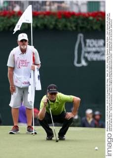 Sept. 25, 2015 - Atlanta, Georgia, United States - Zach Johnson (R) and his caddie Damon Green line up a putt on the 18th green during the second round of the TOUR Championship by Coca-Cola at East Lake Golf Club. PGA Golf Herren 2015 - TOUR Championship - Round 2 - ZUMAw109