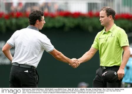 Sept. 25, 2015 - Atlanta, Georgia, United States - Rory McIlroy (L) shakes hands with Zach Johnson on the 18th green after the second round of the TOUR Championship by Coca-Cola at East Lake Golf Club. PGA Golf Herren 2015 - TOUR Championship - Round 2 - ZUMAw109