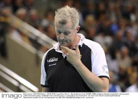 Bundestrainer Vital HEYNEN (GER),skeptisch,Gestik,nachdenklich, Deutschland (GER)-Frankreich (FRA). Volleyball Vier Laenderturnier in Ludwigsburg am 25.09.2015.