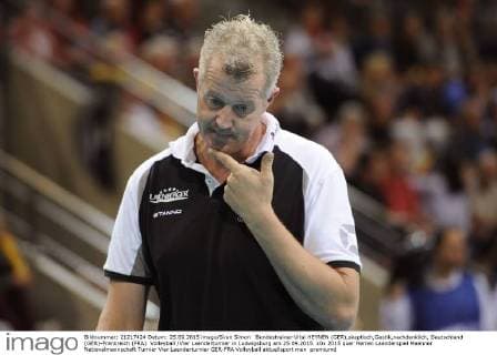 Bundestrainer Vital HEYNEN (GER),skeptisch,Gestik,nachdenklich, Deutschland (GER)-Frankreich (FRA). Volleyball Vier Laenderturnier in Ludwigsburg am 25.09.2015.