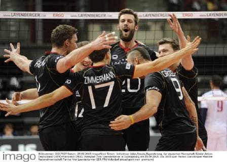 kollektiver Jubel,Freude,Begeisterung, der deutschen Mannschaft,Spieler,Aktion. Deutschland (GER)-Frankreich (FRA). Volleyball Vier Laenderturnier in Ludwigsburg am 25.09.2015.