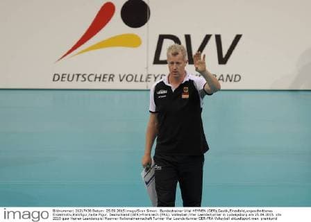 Bundestrainer Vital HEYNEN (GER),Gestik,Einzelbild,angeschnittenes Einzelmotiv,Halbfigur,halbe Figur. Deutschland (GER)-Frankreich (FRA). Volleyball Vier Laenderturnier in Ludwigsburg am 25.09.2015.