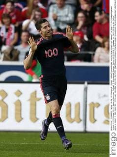 Robert Lewandowski von München jubelt nach seinem Tor zum 0:1 mit hochgezogenem Trickot. 1. FSV Mainz 05 - FC Bayern München. Fußball, 1. Bundesliga, Herren, Saison 2015 2016, 7. Spieltag am 26.09.2015 in der Coface Arena in Mainz. 1. FSV Mainz 05 - FC Bayern München