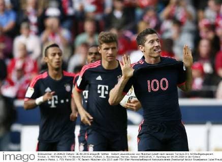 Robert Lewandowski von München jubelt nach seinem Tor zum 0:1 mit hochgezogenem Trickot. 1. FSV Mainz 05 - FC Bayern München. Fußball, 1. Bundesliga, Herren, Saison 2015 2016, 7. Spieltag am 26.09.2015 in der Coface Arena in Mainz. 1. FSV Mainz 05 - FC Bayern München