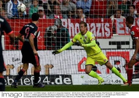 26.09.2015, xjhx, Fussball 1.Bundesliga, FSV Mainz 05 - FC Bayern München, emspor v.l. Robert Lewandowski (FC Bayern Muenchen), Loris Karius (FSV Mainz 05) Goal scored, Tor zum 0:1