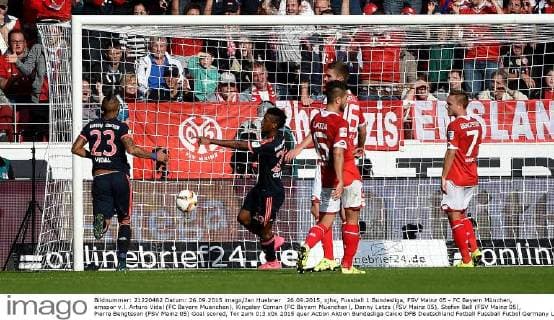 26.09.2015, xjhx, Fussball 1.Bundesliga, FSV Mainz 05 - FC Bayern München, emspor v.l. Arturo Vidal (FC Bayern Muenchen), Kingsley Coman (FC Bayern Muenchen), Danny Latza (FSV Mainz 05), Stefan Bell (FSV Mainz 05), Pierre Bengtsson (FSV Mainz 05) Goal scored, Tor zum 0:3