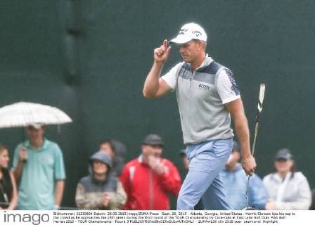 Sept. 26, 2015 - Atlanta, Georgia, United States - Henrik Stenson tips his cap to the crowd as he approaches the 18th green during the third round of the TOUR Championship by Coca-Cola at East Lake Golf Club. PGA Golf Herren 2015 - TOUR Championship - Round 3 - ZUMAw109