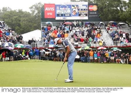 Sept. 26, 2015 - Atlanta, Georgia, United States - Henrik Stenson putts the 18th green to take the lead by a stroke during the third round of the TOUR Championship by Coca-Cola at East Lake Golf Club. PGA Golf Herren 2015 - TOUR Championship - Round 3 - ZUMAw109