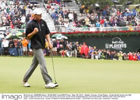 Sept. 26, 2015 - Atlanta, Georgia, United States - Jordan Spieth birdies the 18th green to take the lead by a stroke during the third round of the TOUR Championship by Coca-Cola at East Lake Golf Club. PGA Golf Herren 2015 - TOUR Championship - Round 3 - ZUMAw109