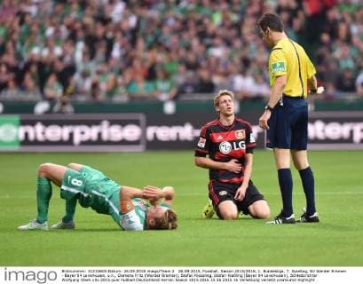 26.09.2015, Fussball, Saison 2015 2016, 1. Bundesliga, 7. Spieltag, SV Werder Bremen - Bayer 04 Leverkusen, v.li., Clemens Fritz (Werder Bremen), Stefan Kiessling, Stefan Kießling (Bayer 04 Leverkusen), Schiedsrichter Wolfgang Stark