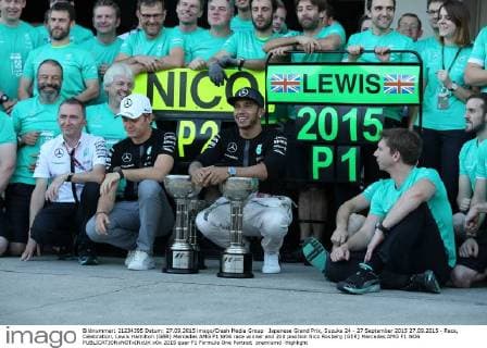 Japanese Grand Prix, Suzuka 24 - 27 September 2015 27.09.2015 - Race, Celebration, Lewis Hamilton (GBR) Mercedes AMG F1 W06 race winner and 2nd position Nico Rosberg (GER) Mercedes AMG F1 W06 
