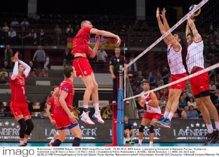 26.09.2015, MHP Arena, Ludwigsburg Volleyball, 4-Nationen-Turnier, Serbien vs. Frankreich Angriff Kevin Le Roux ( 10 FRA) - Block Doppelblock Marko Podrascanin ( 18 SRB), Nikola Kovacevic ( 1 SRB)