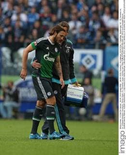 26.09.2015, Fussball 1.Bundesliga 2015 2016, 7.Spieltag, Hamburger SV - FC Schalke 04, im Volksparkstadion Hamburg. Marco Höger (li., Schalke) muss verletzt vom Platz 