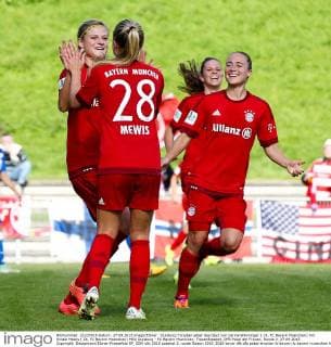 Duisburg Torjubel ueber das 0zu2 von Carina Wenninger ( 19, FC Bayern Muenchen) mit Kristie Mewis ( 28, FC Bayern Muenchen) MSV Duisburg - FC Bayern Muenchen, Frauenfussball, DFB Pokal der Frauen, Runde 2, 27.09.2015 Copyright: Deutzmann Eibner-Pressefoto EP_CDN