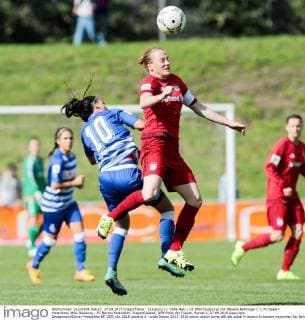 Duisburg v.l. Sofia Nati ( 10, MSV Duisburg) mit Melanie Behringer ( 7, FC Bayern Muenchen) MSV Duisburg - FC Bayern Muenchen, Frauenfussball, DFB Pokal der Frauen, Runde 2, 27.09.2015 Copyright: Deutzmann Eibner-Pressefoto EP_CDN