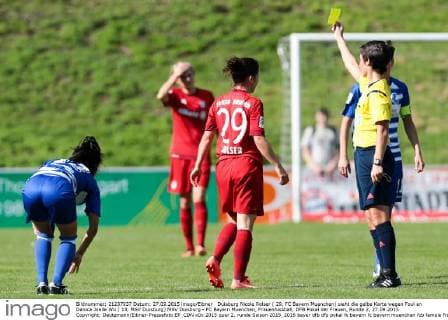 Duisburg Nicole Rolser ( 29, FC Bayern Muenchen) sieht die gelbe Karte wegen Foul an Danica Joelle Wu ( 13, MSV Duisburg) MSV Duisburg - FC Bayern Muenchen, Frauenfussball, DFB Pokal der Frauen, Runde 2, 27.09.2015 Copyright: Deutzmann Eibner-Pressefoto EP_CDN