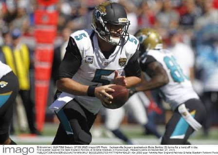 Jacksonville Jaguars quarterback Blake Bortles (5) turns for a hand off in the first quarter against the New England Patriots at Gillette Stadium in Foxborough, Massachusetts on September 27, 2015.  BOS2015092703 MATTHEWxHEALEY