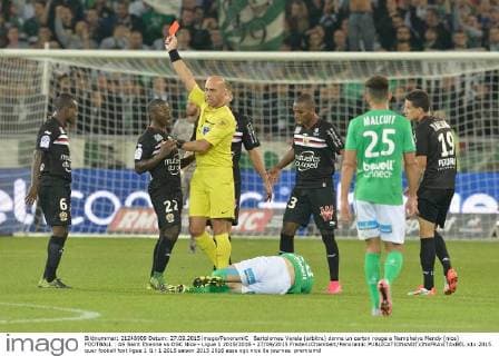 Bartolomeu Varela (arbitre) donne un carton rouge a Namphalys Mendy (nice) FOOTBALL : AS Saint Etienne vs OGC Nice - Ligue 1 2015 2016 - 27 09 2015 FredericChambert Panoramic 