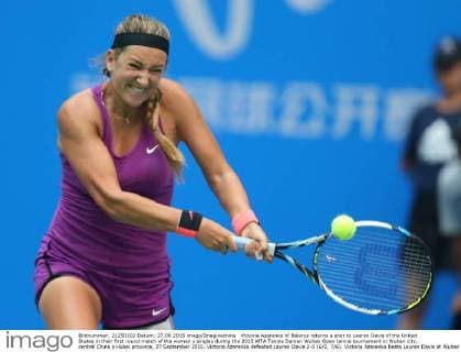 Victoria Azarenka of Belarus returns a shot to Lauren Davis of the United States in their first round match of the women s singles during the 2015 WTA Tennis Damen Wuhan Open tennis tournament in Wuhan city, central China s Hubei province, 27 September 2015. Victoria Azarenka defeated Lauren Davis 2-0 (6 2, 7 6). Victoria Azarenka beats Lauren Davis at Wuhan Open  20150927_15777