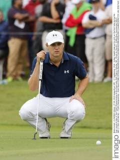 27 September 2015: Jordan Spieth lines up his putt on the first hole during the final round of play of the TOUR Championship at the East Lake Golf Club in Atlanta, GA. (Photo by David J. Griffin Icon Sportswire) GOLF: SEP 27 PGA Golf Herren - TOUR Championship - Final Round Icon953150927211 EDITORIAL USE ONLY