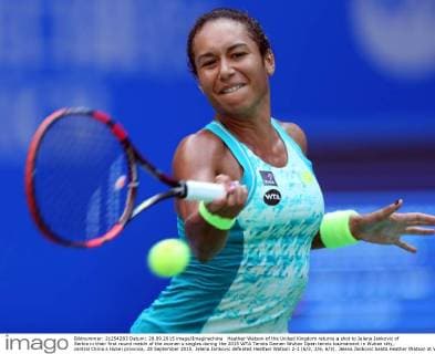 Heather Watson of the United Kingdom returns a shot to Jelena Jankovic of Serbia in their first round match of the women s singles during the 2015 WTA Tennis Damen Wuhan Open tennis tournament in Wuhan city, central China s Hubei province, 28 September 2015. Jelena Jankovic defeated Heather Watson 2-1 (6 3, 2 6, 6 3). Jelena Jankovic beats Heather Watson at Wuhan Open  20150928_65937