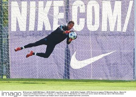 28.09.2015, Fussball, UEFA Champions League FC Barcelona Barca - Bayer 04 Leverkusen Pressekonferenz und Training, v.l. Claudio Bravo (FC Barcelona)