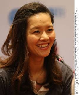 Retired Chinese tennis star Li Na smiles at a press conference PK Pressekonferenz during the 2015 WTA Tennis Damen Wuhan Open tennis tournament in Wuhan city, central China s Hubei province, 28 September 2015. Li Na highlights press conference at Wuhan Open  20150928_13712