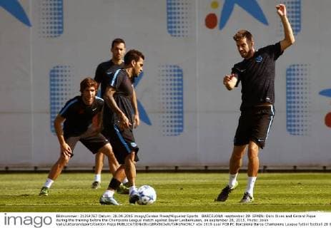 BARCELONA -september 28- SPAIN: Dani Alves and Gerard Pique during the training before the Champions League match against Bayer Levberkusen, on september 28, 2015. Photo: Joian Valls Urbanandsport Cordon Press 