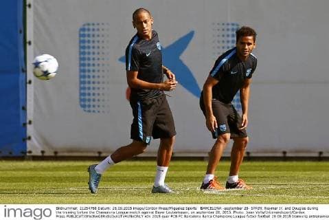 BARCELONA -september 28- SPAIN: Neymar Jr. and Douglas during the training before the Champions League match against Bayer Levberkusen, on september 28, 2015. Photo: Joian Valls Urbanandsport Cordon Press 