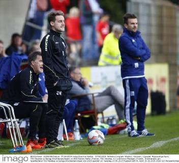 27.09.2015, Wilhelm-Langrehr-Stadion, Garbsen, Ligaspiel, Regionalliga Nord, TSV Havelse vs SpVgg Drochtersen Assel, im Bild Soeren Halfar (Trainer, TSV Havelse, li.) und Enrico Maassen (Trainer, Drochtersen) am Spielfeldrand TSV Havelse vs SpVgg Drochtersen Assel