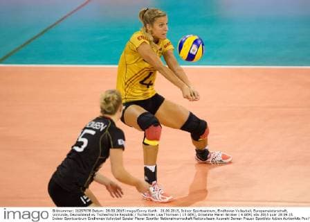 28.09.2015, Indoor Sportcentrum, Eindhoven Volleyball, Europameisterschaft, Vorrunde, Deutschland vs. Tschechische Republik Tschechien Lisa Thomsen ( 15 GER), Annahme Maren Brinker ( 4 GER)