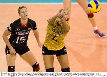28.09.2015, Indoor Sportcentrum, Eindhoven Volleyball, Europameisterschaft, Vorrunde, Deutschland vs. Tschechische Republik Tschechien Lisa Thomsen ( 15 GER), Annahme Maren Brinker ( 4 GER)