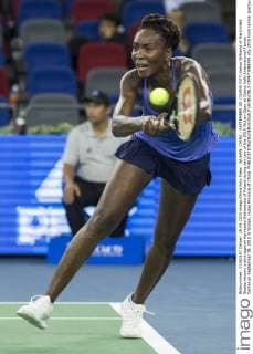 WUHAN, CHINA - SEPTEMBER 28: (CHINA OUT) Venus Williams of the United States returns a shot against Agnieszka Radwanska of Poland during day two of the 2015 Wuhan Open at Optics Vally International Tennis Center on September 28, 2015 in Wuhan, Hubei Province of China.  CFP473594299 