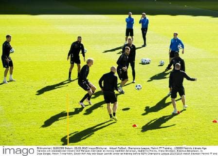 Aktuell Fußball, Champions League, Malmö FF Training , 150929 Malmös tränare Age Hareide och assisterande tränare Olof Persson övervakar en övning med Kari Arnarson, Guillermo Molins, Franz Brorsson, Rasmus Bengtsson, Jo Inge Berget, Anton Tinnerholm, Enoch Kofi Adu och Oscar Lewicki under en träning before UEFA Champions League 2015 2016 match between Malmö FF and Real Madrid.  Copyright: PETTERxARVIDSON BB150929PA038