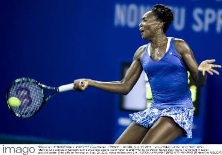 (150929) -- WUHAN, Sept. 29, 2015 -- Venus Williams of the United States hits a return to Julia Goerges of Germany during the singles second round match at 2015 WTA Tennis Damen Wuhan Open Tennis Tournament in Wuhan, capital of central China s Hubei Province, on Sept. 29, 2015. Venus Williams won 2-0. ) (SP)CHINA-WUHAN-TENNIS-WTA-WUHAN OPEN XiaoxYijiu 