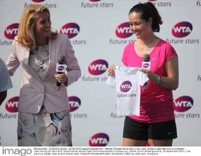 Retired Chinese tennis star Li Na, right, shows a baby tee shirt in a master class during the 2015 WTA Tennis Damen Wuhan Open tennis tournament in Wuhan city, central China s Hubei province, 29 September 2015. Li Na plays up master class at WTA Wuhan Open  20150929_13365