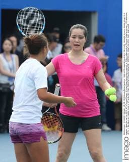 Retired Chinese tennis star Li Na, right, instructs a young tennis player in a master class during the 2015 WTA Tennis Damen Wuhan Open tennis tournament in Wuhan city, central China s Hubei province, 29 September 2015. Li Na plays up master class at WTA Wuhan Open  20150929_50667