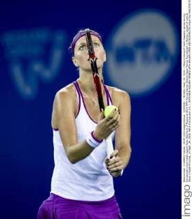 (150929) -- WUHAN, Sept. 29, 2015 -- Petra Kvitova of Czech Republic serves during the second round match againt Daria Gavrilova of Russia at 2015 WTA Tennis Damen Wuhan Open Tennis Tournament in Wuhan, capital of central China s Hubei Province, on Sept. 29, 2015. Petra Kvitova won 2-1. ) (SP)CHINA-WUHAN-TENNIS-WTA-WUHAN OPEN-2ND ROUND(CN) XiaoxYijiu 