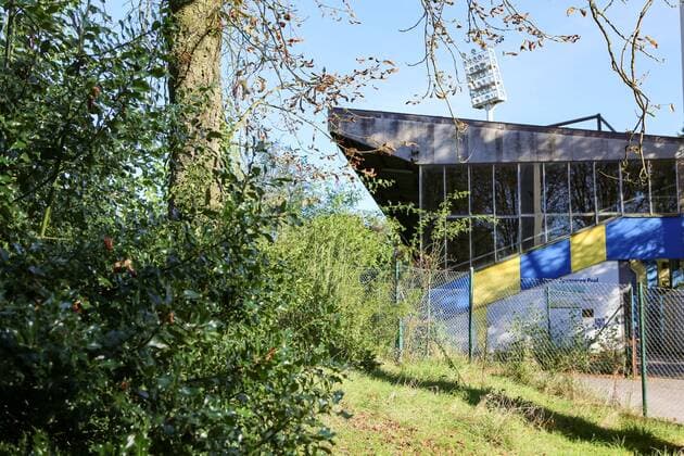 Fußball, Stadiongeschichte 1. FC Union Solingen Solingen Seitenansaicht der alten, zugewachsenen Zweitliga-Tribuene mit dem dahinterliegenden Flutlichtmast Lost Ground: Stadion am Hermann-Loens-Weg, Solingen, 29.09.2013 Copyright: Deutzmannx xEibner-Pressefoto EP_cdn
