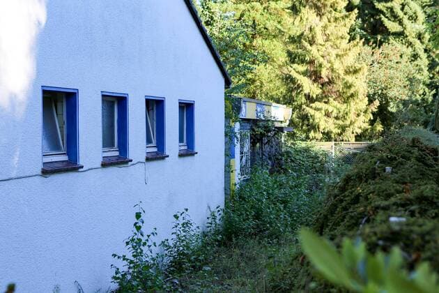 Fußball, Stadiongeschichte 1. FC Union Solingen Solingen Auch der Weg zur alten Geschaeftsstelle von Union Solingen ist vollkommen zugewuchert. Auch diese wird bald abgerissen. Lost Ground: Stadion am Hermann-Loens-Weg, Solingen, 29.09.2013 Copyright: Deutzmannx xEibner-Pressefoto EP_cdn