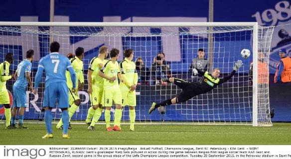 Aktuell Fußball, Champions League, Zenit St. Petersburg - KAA Gent - SAINT PETERSBURG, RUSSIA: Gent s goalkeeper Matz Sels pictured in action during the game between Belgian first league soccer team KAA Gent and Russian Zenit, second game in the group stage of the Uefa Champions League competition, Tuesday 29 September 2015, in the Petrovsky stadium in Saint Petersburg, Russia. YORICKxJANSENS  x04710599x